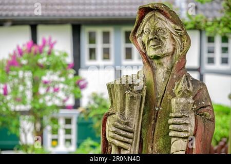 Figure en bois se dresse devant une maison à colombages, Blankenberg, zone naturelle Sieg, Bergisches Hochland, Rhénanie-du-Nord-Westphalie, Allemagne Banque D'Images
