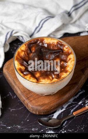 Riz au lait sur fond sombre. Dessert au riz au lait. Spécialités turques. Nom local sütlaç. Gros plan Banque D'Images