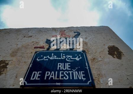 Djerba, Tunisie. 9 mai 2023: Djerba, Tunisie. 09 mai 2023. Le quartier pittoresque de Djerbahood en Tunisie avec son architecture traditionnelle et ses peintures murales peintes par plusieurs artistes du monde entier. Djerbahood est situé dans le village d'Erriadh, anciennement appelé Hara Sghira, sur l'île tunisienne de Djerba. Avec son art de rue dispersé Djerbahood est considéré comme un musée en plein air tout en étant une destination populaire pour les touristes en Tunisie. Crédit : ZUMA Press, Inc./Alay Live News Banque D'Images