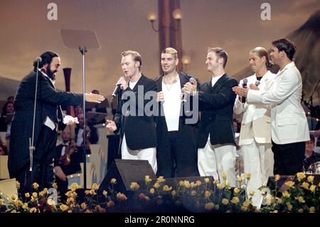 Modène Italie 1999-06-01: Luciano Pavarotti et Boyzone en concert à l'événement de la Charité « Pavarotti & Friends 99 » en concert pour Guatemala au parc Novi Sad Banque D'Images