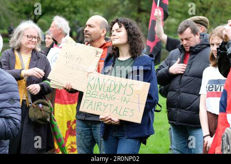 Manifestation organisée par la République de Cymru avec des manifestants anti-monarchie qui défilent à travers Cardiff le jour de la Coronation 6 mai 2023 Banque D'Images