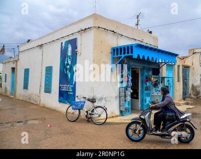 Djerba, Tunisie. 9 mai 2023: Djerba, Tunisie. 09 mai 2023. Le quartier pittoresque de Djerbahood en Tunisie avec son architecture traditionnelle et ses peintures murales peintes par plusieurs artistes du monde entier. Djerbahood est situé dans le village d'Erriadh, anciennement appelé Hara Sghira, sur l'île tunisienne de Djerba. Avec son art de rue dispersé Djerbahood est considéré comme un musée en plein air tout en étant une destination populaire pour les touristes en Tunisie. Crédit : ZUMA Press, Inc./Alay Live News Banque D'Images