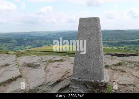 Un point de triangulation sur une colline rurale Top. Banque D'Images