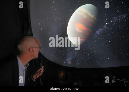 09 mai 2023, Mecklembourg-Poméranie occidentale, Rostock: Stefan Gotthold, directeur de l'Observatoire d'archenhold de Berlin, montre une image de Dmidium, une exoplanète en orbite autour de l'étoile Helvetios dans la constellation de Pegasus. Il a été découvert en 1995 comme la première planète à l'extérieur du système solaire. Le roadshow national 'Universe on Tour' avec un planétarium mobile sera présenté lors de son lancement dans la ville hanséatique lors d'un événement de presse. La campagne a lieu dans le cadre de l'année de la science 2023. À Rostock, les visiteurs peuvent découvrir l'espace extra-atmosphérique dans le port de la ville de 10 mai à 14, 2023, et l'entrée Banque D'Images