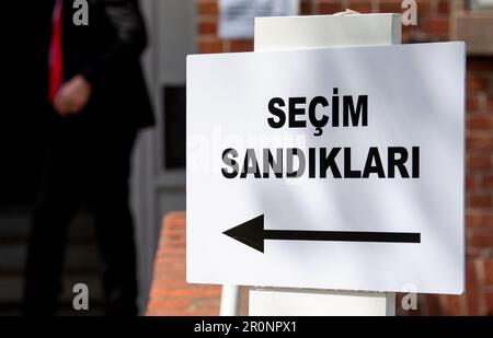 Hambourg, Allemagne. 09th mai 2023. Un panneau portant la mention « Secim Sandiklari » (boîte de vote) se trouve devant le Consulat général de la République de Turquie. Le vote pour les élections législatives et présidentielles turques prend fin aujourd'hui pour environ 3,4 millions d'électeurs turcs à l'étranger. Credit: Daniel Bockwoldt/dpa/Alay Live News Banque D'Images