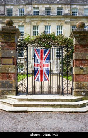 Le drapeau britannique de l'Union Jack a surpassé une porte en métal dans le cadre des célébrations du couronnement Banque D'Images