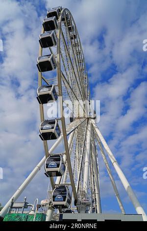 MIAMI, FL -18 FEB 2023 - vue sur la roue d'observation de Miami Skyviews, une grande roue située dans le marché Bayside à Miami, Floride, au-dessus du Bi Banque D'Images