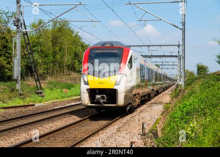 British Rail classe 745 FLIRT train de Greater Anglia passant par Margaretting en direction de London Liverpool Street, Royaume-Uni. Train Stadler FLIRT EMU Banque D'Images