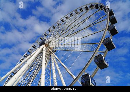 MIAMI, FL -18 FEB 2023 - vue sur la roue d'observation de Miami Skyviews, une grande roue située dans le marché Bayside à Miami, Floride, au-dessus du Bi Banque D'Images