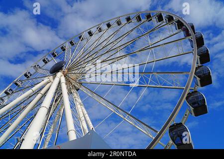 MIAMI, FL -18 FEB 2023 - vue sur la roue d'observation de Miami Skyviews, une grande roue située dans le marché Bayside à Miami, Floride, au-dessus du Bi Banque D'Images