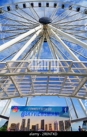 MIAMI, FL -18 FEB 2023 - vue sur la roue d'observation de Miami Skyviews, une grande roue située dans le marché Bayside à Miami, Floride, au-dessus du Bi Banque D'Images