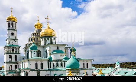 Vue panoramique sur le clocher et les dômes de la cathédrale de Résurrection du monastère de la Nouvelle Jérusalem près de la ville d'Istra dans la région russe de Moscou Banque D'Images