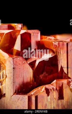 fond de texture de détail de macro de cristal vanadinite. gros plan brut brut non poli semi-précieuse pierre Banque D'Images