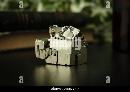 Cristaux cubiques de pyrite sur la table. arrière-plan de texture de détail de macro. gros plan brut brut non poli semi-précieuse pierre Banque D'Images