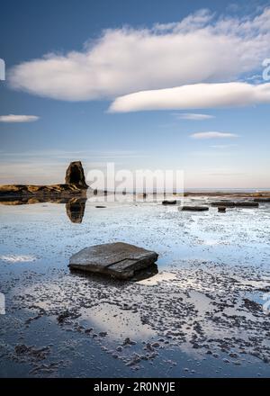 Réflexions dans l'eau à Saltwick Bay, Whitby Banque D'Images