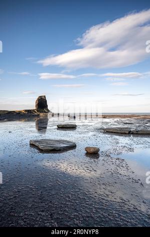 Réflexions dans l'eau à Saltwick Bay, Whitby Banque D'Images