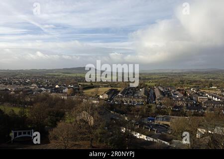 La ville de Clitheroe vue du château de Clitheroe dans la vallée de Ribble Lancashire Angleterre Banque D'Images