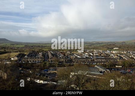 La ville de Clitheroe vue du château de Clitheroe dans la vallée de Ribble Lancashire Angleterre Banque D'Images