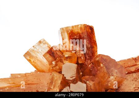 Cristal d'aragonite orange/rouge sur fond blanc. arrière-plan de texture de détail de macro. gros plan brut brut non poli semi-précieuse pierre Banque D'Images