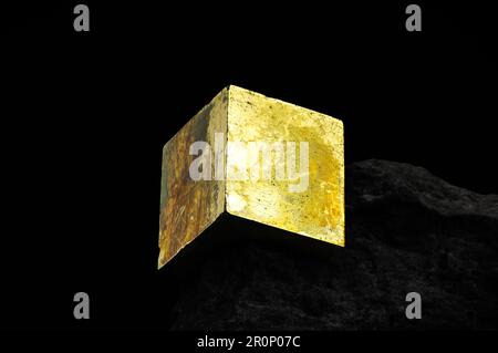 Formation cubique de pyrite sur fond noir. arrière-plan de texture de détail de macro. gros plan brut brut non poli semi-précieuse pierre Banque D'Images