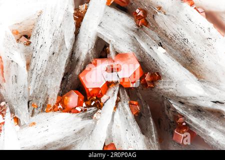 vanadinite orange sur matrice de barite blanche. arrière-plan de texture de détail de macro. gros plan brut brut non poli semi-précieuse pierre Banque D'Images