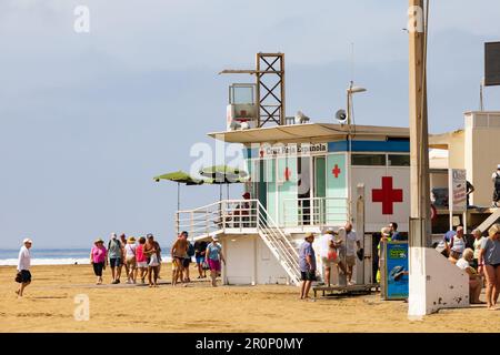 Les touristes se promèneront devant la Cruz Roja Espanola, Croix-Rouge espagnole, cabane de maître-nageur sur la plage de Maspalomas, Las Palmas, Gran Canaria, Espagne Banque D'Images