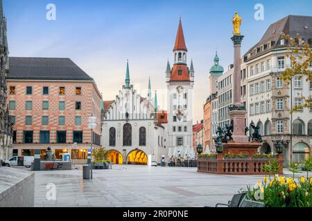 Munich, Allemagne - vue sur la place Marienplatz et le bâtiment de l'hôtel de ville historique (Altes Rathaus) Banque D'Images