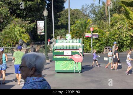 San Diego, Californie, États-Unis - 09-23-2021: Une vue sur les personnes marchant autour du zoo de San Diego, avec une borne de carte dans le cadre central. Banque D'Images