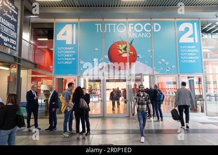 Milan, Italie - mai 9 2023 - TuttoFood - salon international de la gastronomie à Rho Fiera - visiteurs entrant à Rho Fiera crédit: Kines Milano/Alay Live News Banque D'Images