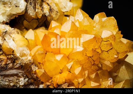 Couleur jaune citrine quartz macro détail texture arrière-plan. gros plan brut brut non poli semi-précieuse pierre Banque D'Images