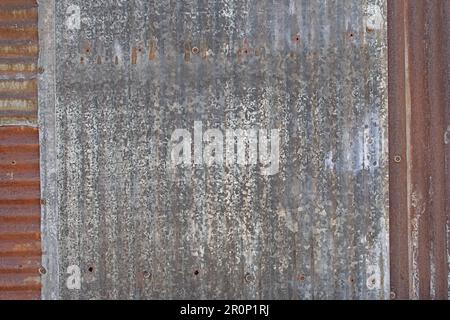 Vue de l'ancienne surface de tôlerie rouillée avec texture ondulée, comme arrière-plan. Banque D'Images