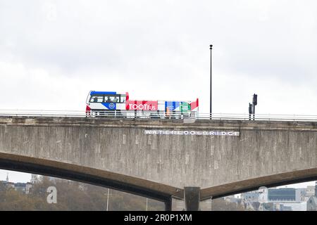 Un bus touristique à toit ouvert (bus TOOT) sur le pont de Waterloo, Londres, Angleterre, par une journée froide et grise. Banque D'Images