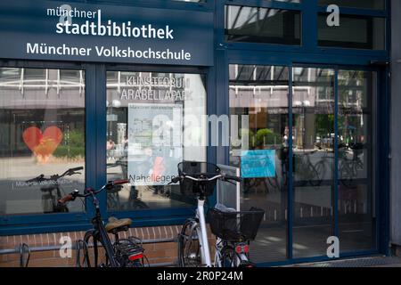 Munich, Allemagne. 09th mai 2023. Des vélos sont garés devant la bibliothèque publique de Munich et le centre d'éducation des adultes de Munich, dans le quartier de Bogenhausen à Munich. Crédit : Lennart Preiss/dpa/Alay Live News Banque D'Images