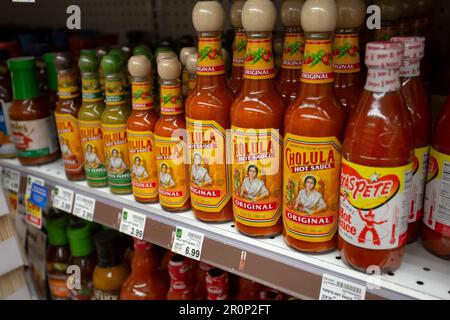 Los Angeles, Californie, États-Unis - 10-25-2021: Vue sur une étagère avec une variété de bouteilles de sauce chaude Cholula, vu dans une épicerie locale. Banque D'Images