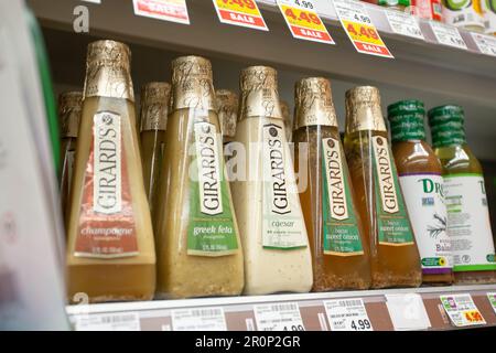 Los Angeles, Californie, États-Unis - 10-25-2021: Vue de plusieurs bouteilles de vinaigrette Girard, exposées dans une épicerie locale. Banque D'Images