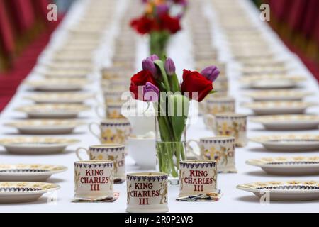 Décoration de table avec « King Charles III » écrit sur les mugs pour le client pendant le repas du Coronation Big Lunch. Le Premier ministre britannique, Rishi Sunak et sa femme, Akshata Murty, organisent le grand déjeuner du Couronnement à Downing Street, dans le centre de Londres, à la suite du couronnement du roi Charles III, le 6 mai 2023. Des héros de la communauté, des bénévoles, des familles d'Ukraine et une invitée spéciale, la première dame, Jill Biden, épouse du président des États-Unis d'Amérique, Joe Biden, avec la petite-fille Finnegan Biden, ont participé à l'événement. Banque D'Images