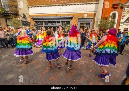 Morris Dancers à Rochester High Street pendant le festival des brucelles de 2023 Banque D'Images