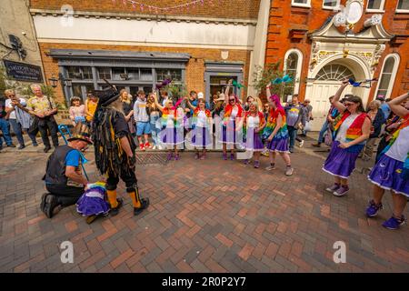 Morris Dancers à Rochester High Street pendant le festival des brucelles de 2023 Banque D'Images