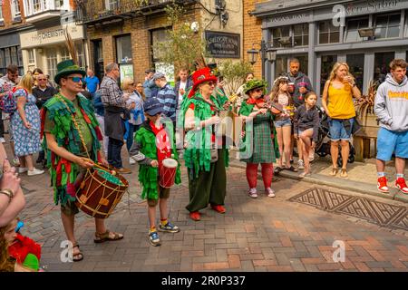 Morris Dancers à Rochester High Street pendant le festival des brucelles de 2023 Banque D'Images