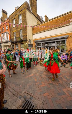 Morris Dancers à Rochester High Street pendant le festival des brucelles de 2023 Banque D'Images