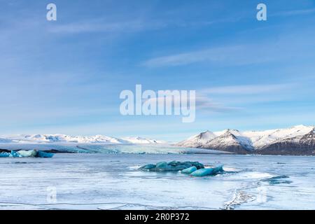 Vue panoramique sur le lagon glaciaire gelé avec le terminus ou la fin du glacier de Jokulsarlon, en Islande Banque D'Images