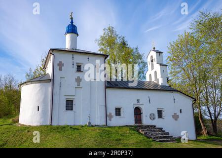 L'ancienne église de Saint Nicholas le Wonderworker sur la colonie de Truvorov. Izborsk. Région de Pskov, Russie Banque D'Images