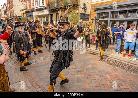 Morris Dancers à Rochester High Street pendant le festival des brucelles de 2023 Banque D'Images