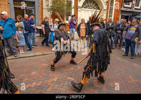 Morris Dancers à Rochester High Street pendant le festival des brucelles de 2023 Banque D'Images