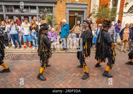 Morris Dancers à Rochester High Street pendant le festival des brucelles de 2023 Banque D'Images