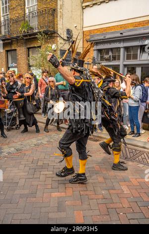 Morris Dancers à Rochester High Street pendant le festival des brucelles de 2023 Banque D'Images