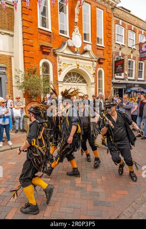 Morris Dancers à Rochester High Street pendant le festival des brucelles de 2023 Banque D'Images