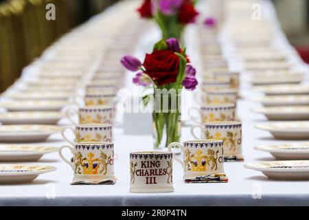 Londres, Royaume-Uni. 7th mai 2023. Décoration de table avec « King Charles III » écrit sur les mugs pour le client pendant le repas du Coronation Big Lunch. Le Premier ministre britannique, Rishi Sunak et sa femme, Akshata Murty, organisent le grand déjeuner du Couronnement à Downing Street, dans le centre de Londres, à la suite du couronnement du roi Charles III, le 6 mai 2023. Des héros de la communauté, des bénévoles, des familles d'Ukraine et une invitée spéciale, la première dame, Jill Biden, épouse du président des États-Unis d'Amérique, Joe Biden, avec la petite-fille Finnegan Biden, ont participé à l'événement. (Credit image: © Steve Taylor/SOPA Images via ZUMA Banque D'Images