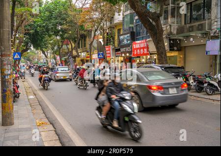 Scène de rue animée avec différents modes de transport dans la vieille ville de Hanoi, Vietnam. Banque D'Images