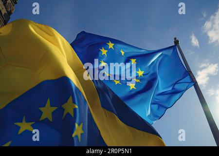 Les drapeaux de l'Ukraine et de l'Union européenne agitant à l'unisson, montrant un soutien à l'adhésion de l'Ukraine à l'UE et à la lutte du pays contre l'invasion. Europea Banque D'Images